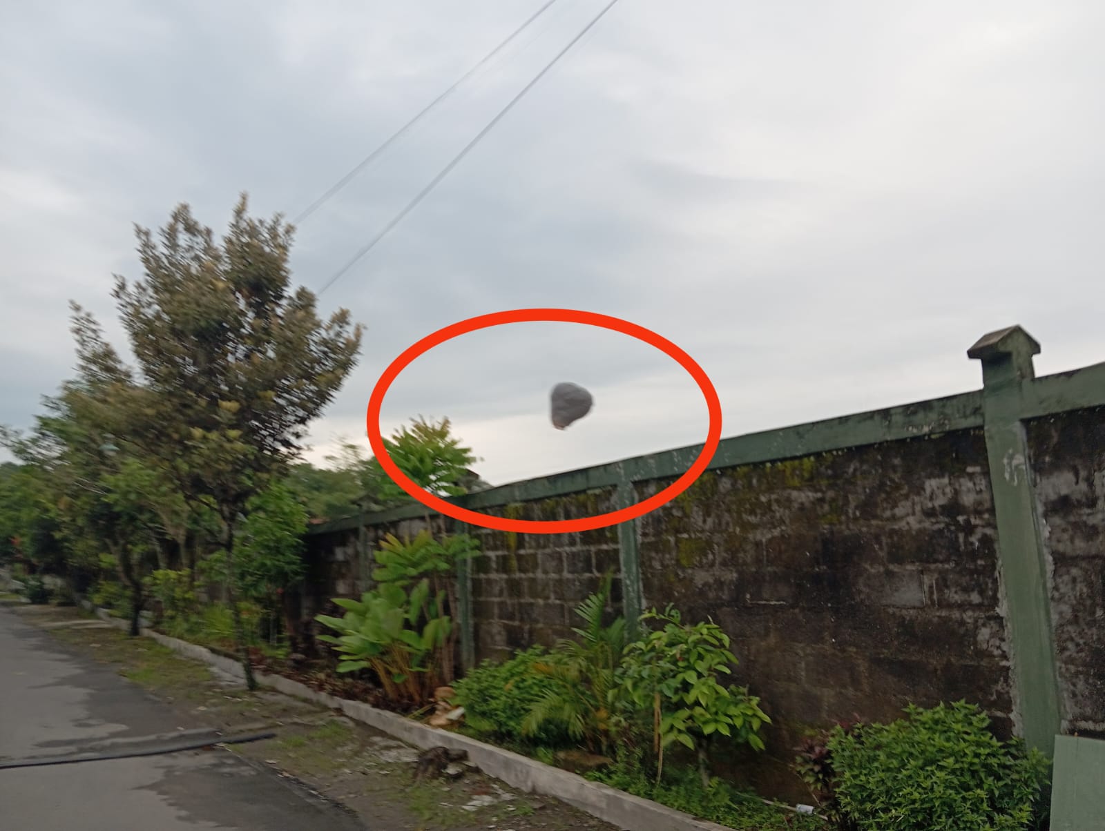 Terbang di Langit Ponpes Al Iman, Balon Udara Resahkan Warga