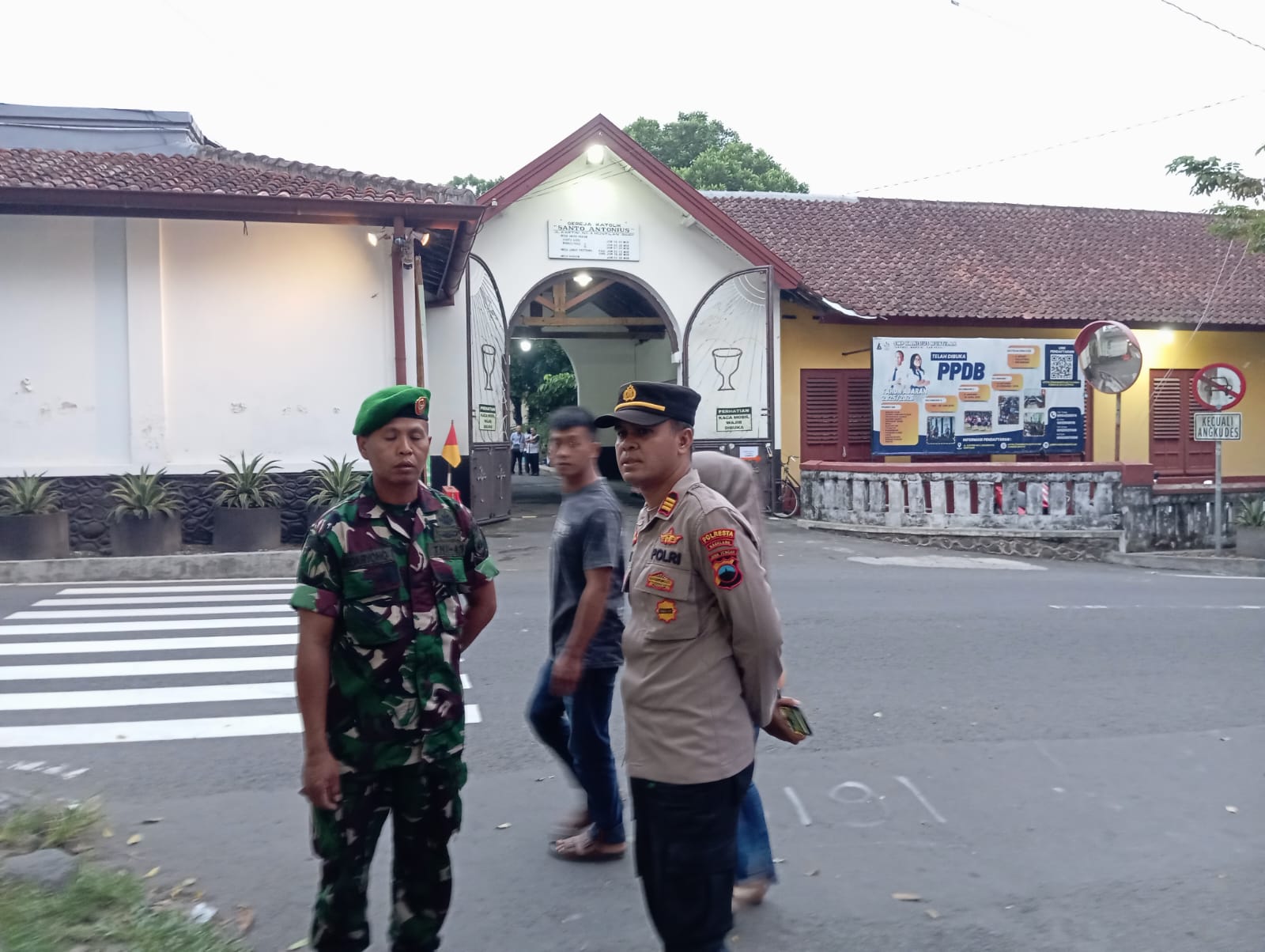 Sinergi TNI – Polri Jaga Pengamanan Misa Kamis Putih Gereja Santo Antonius Muntilan